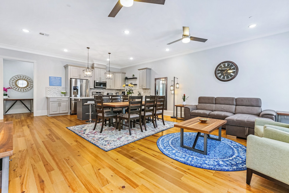 Stunning 4 BR Condo + Pool - Near St. Charles