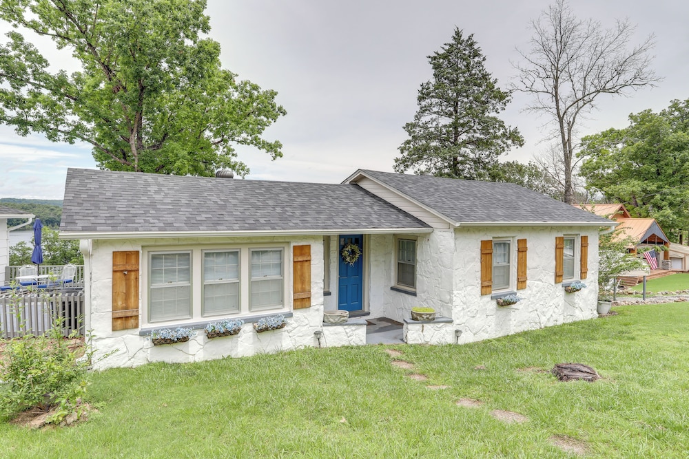Norfork Lake Views: Home w/ Deck in Henderson