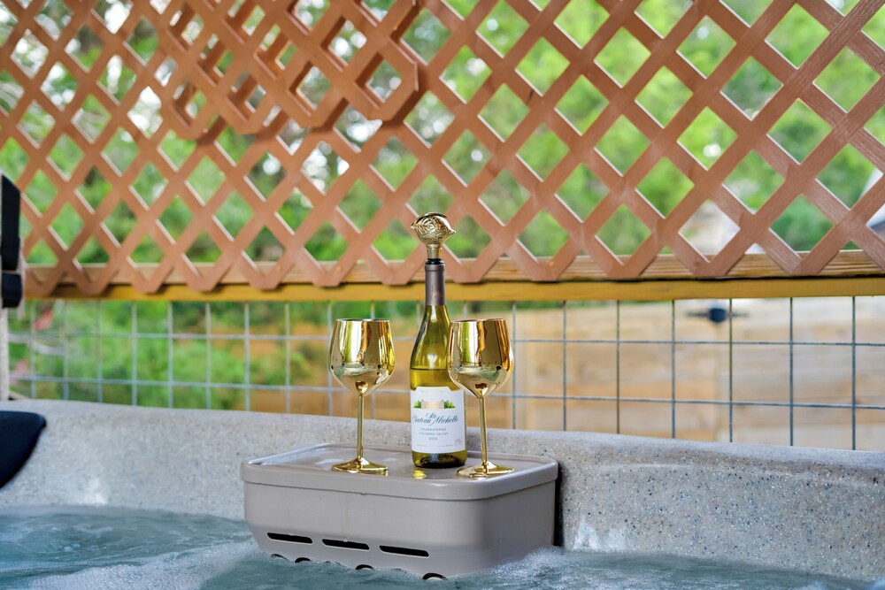 1 Mi to Douglas Lake: Blissful Escape w/ Hot Tub!