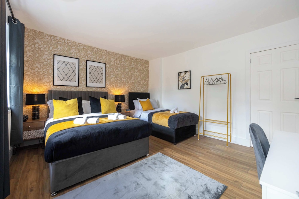 Spacious Apartment Near MCR Airport