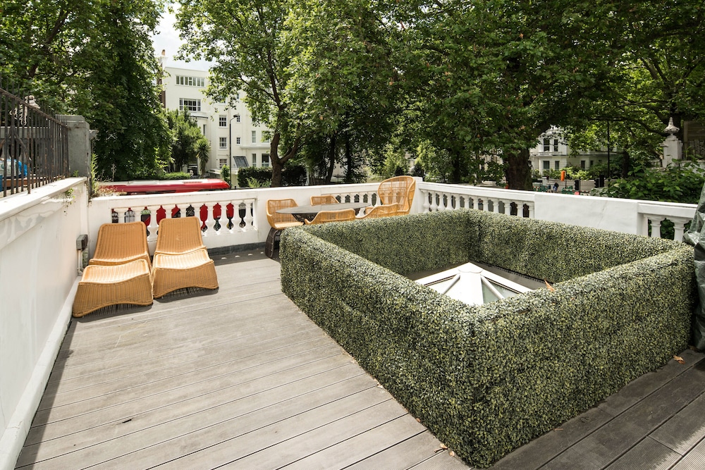 Luxury 2BD Apartment in Holland Park