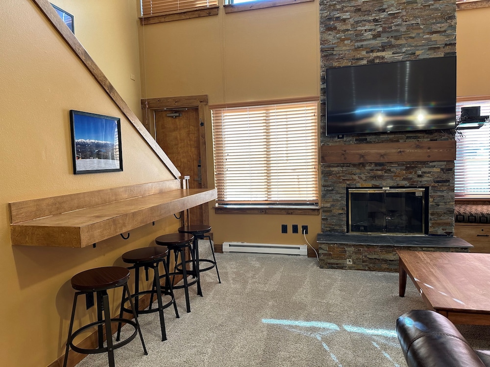 Lakeside, Spacious, Modern 2br - Sleeps Up To 8 2 Bedroom Condo
