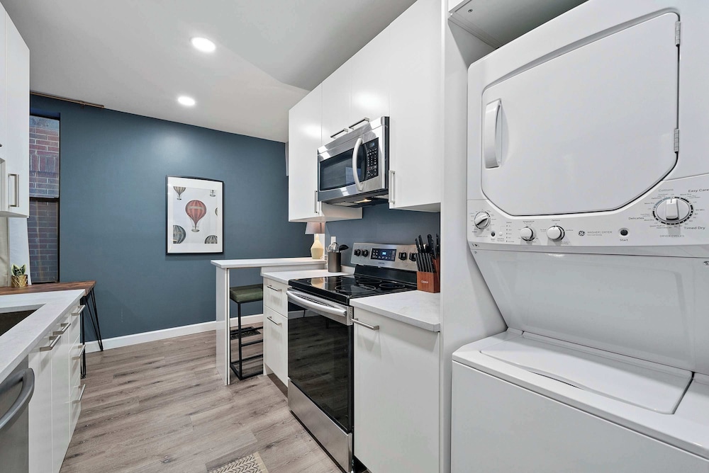 The Luxe Pearl Residences 870