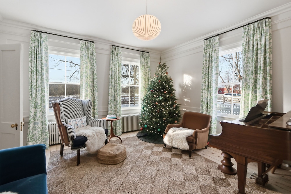 Gorgeous Hudson Valley Farmhouse On 14 Acres 3 Bedroom Home