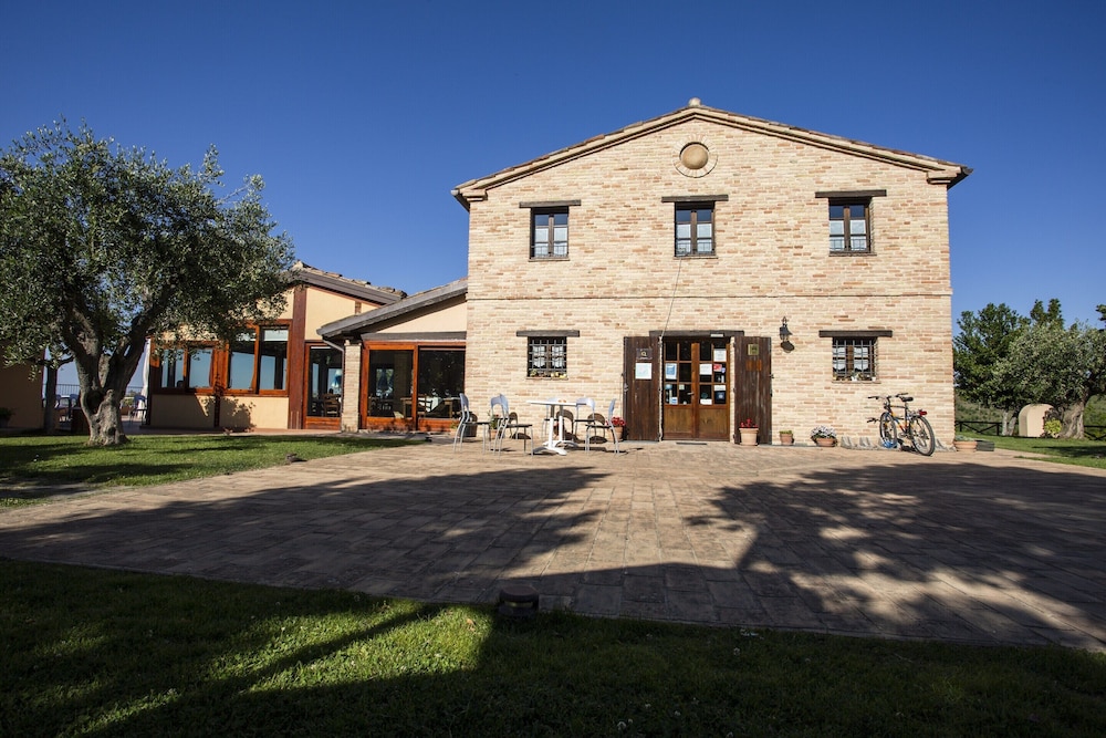 Farmhouse in Marche With Pool & Wine Tours