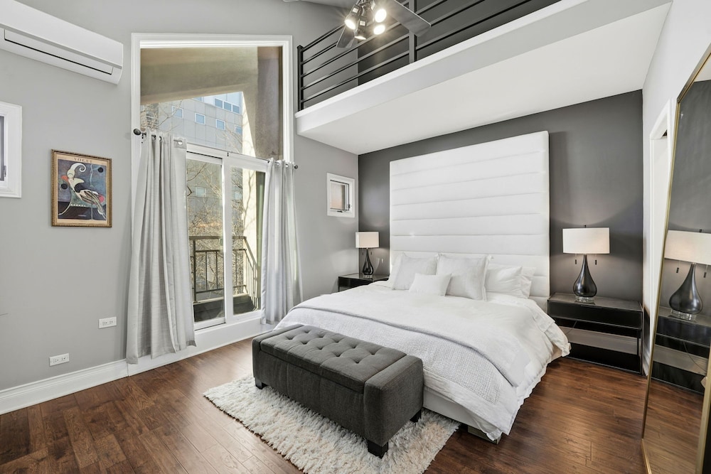 Modern 4-bedroom Townhouse in River West