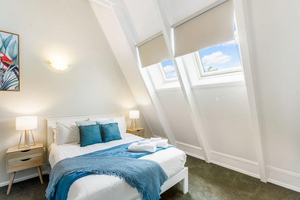 A Home away from Home - Netflix -Parking view 4