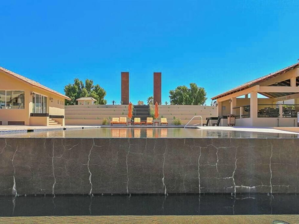 Modern Ocean View Condo With Pools Gym