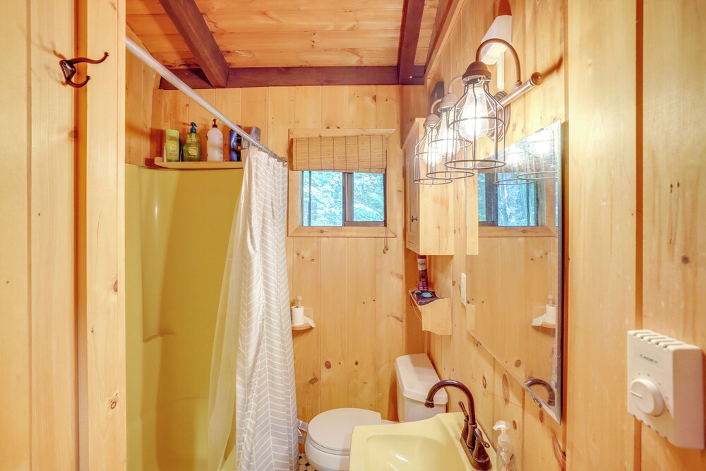 Treehouse Chalet Near Mt. Snow w/ On-site Trails!