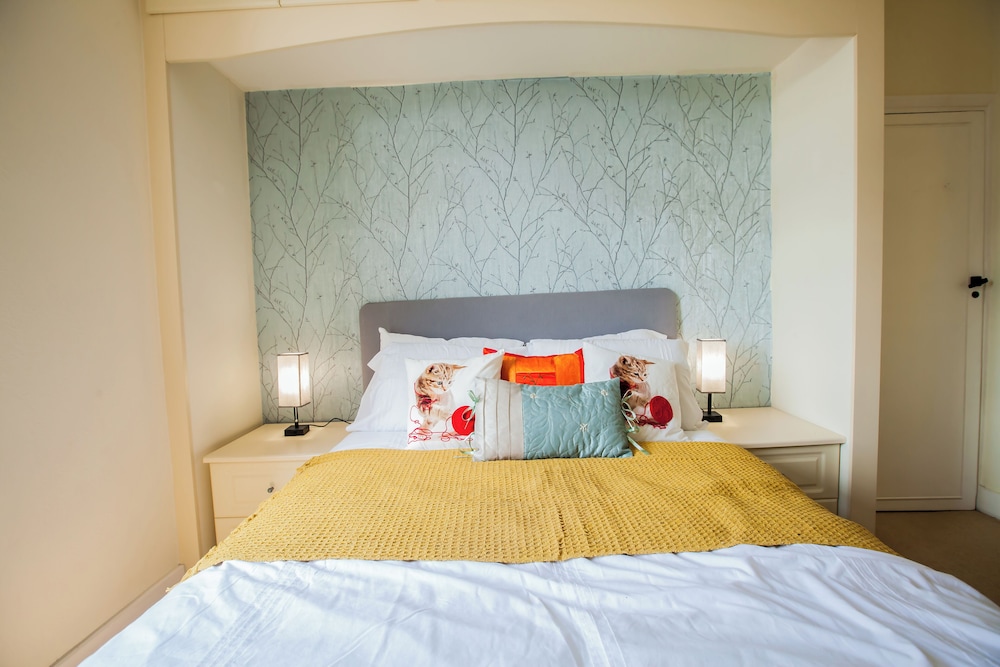 Comfy Kingston Central Garden House & Free Parking view 3