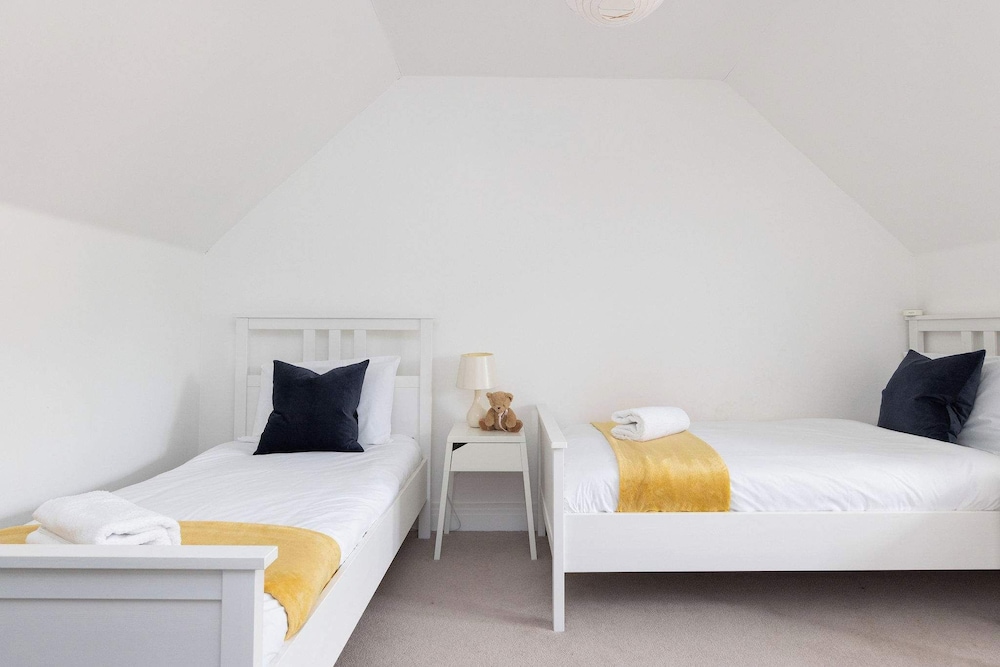 Modern Family Retreat Nr Beaches and Marina