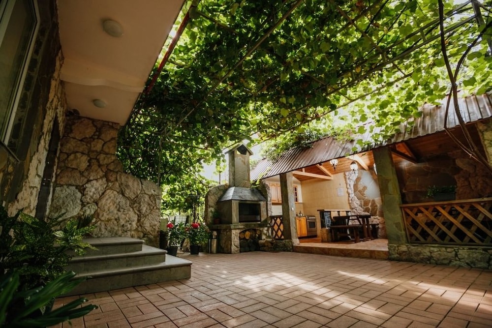Laura Guest House