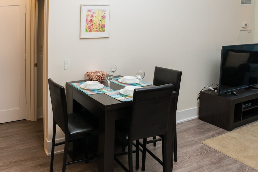 Sarkar Suites - CN Tower Rogers Centre