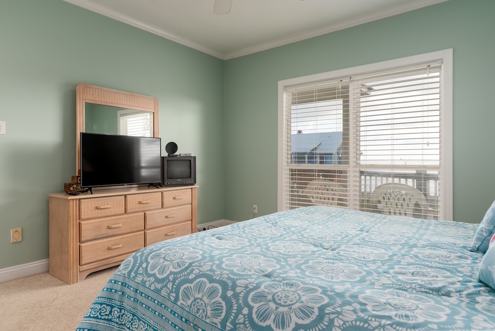 Sunny Side Up - 310 Audubon 4 Bedroom Home by RedAwning