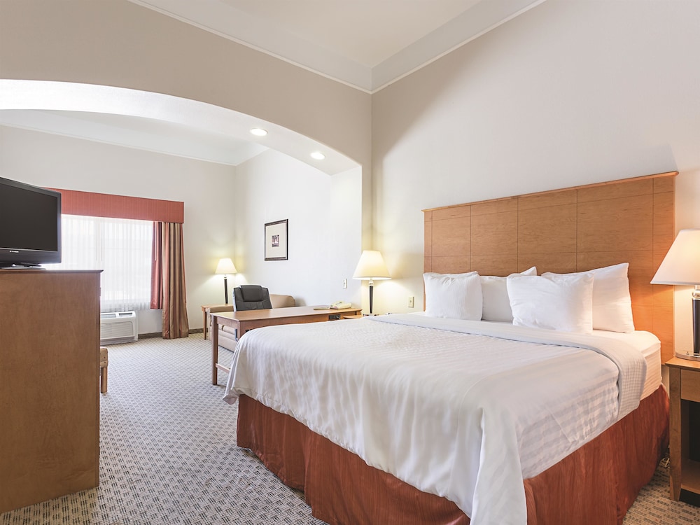 Baymont by Wyndham Brenham view 5