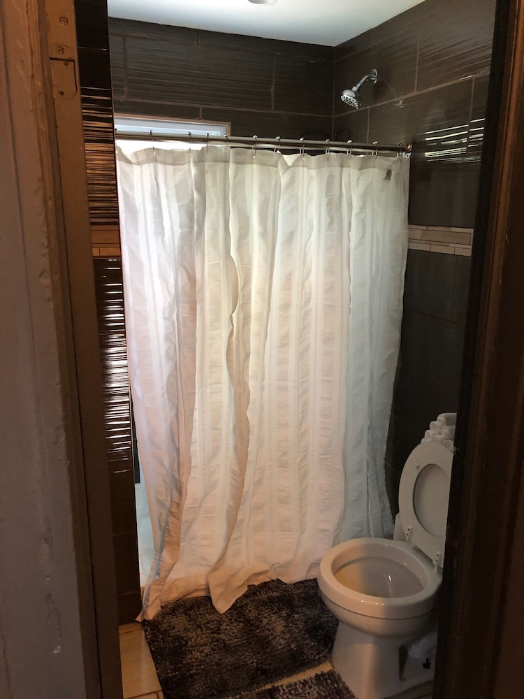 The 540 With Private Yard & Parking, Near Falls & Casino by Niagara Hospitality view 3