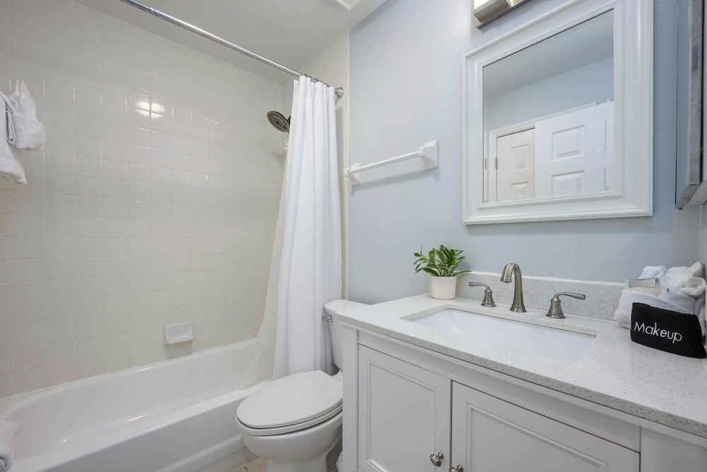 Sunshine & Whiskey Condo for 6 With Resort Amenities Near Grand Boulevard