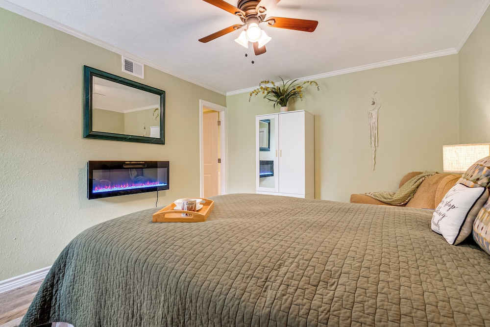 Walk to Lake Conroe - Condo w/ Community Perks!