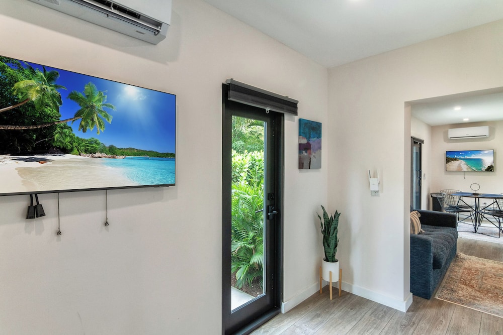 Palm Paradise Retreat Sleeps 4