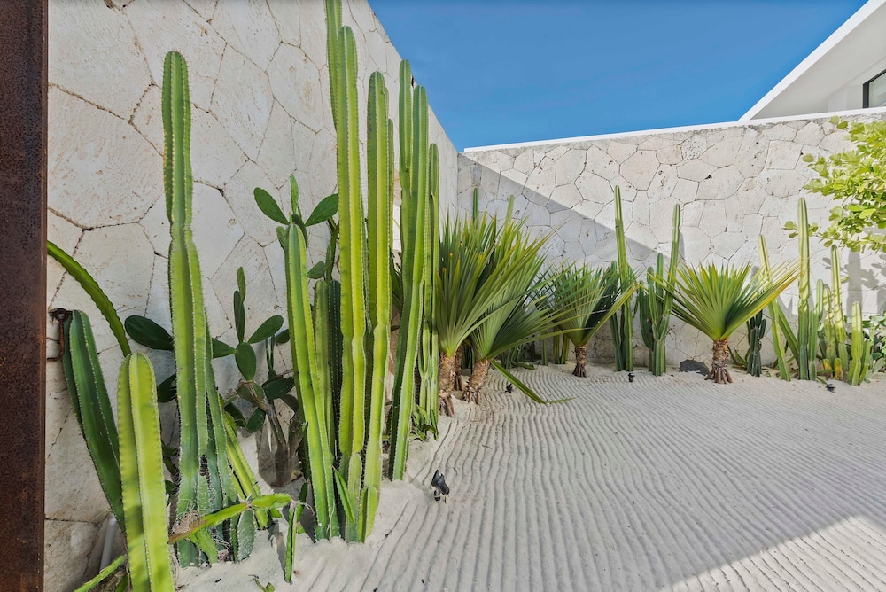Magnificent 5BR Modern Tropical Villa With Pool