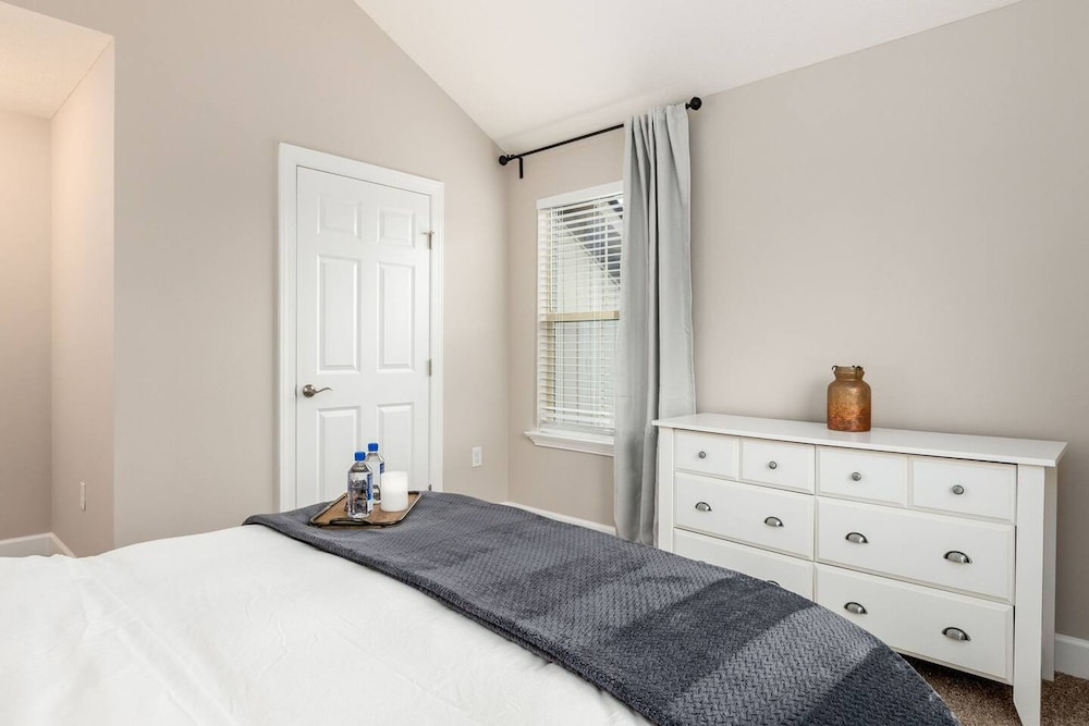 Woodland Penthouse 2BR W D Pool Gym Walkable