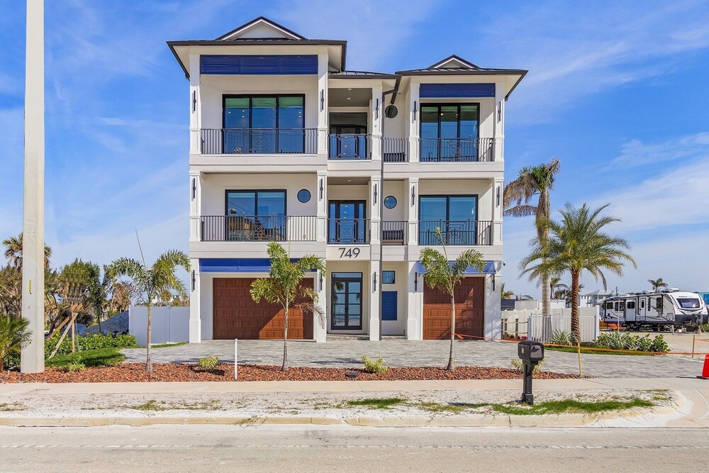 749 Paradise Pointe New Luxury Build 7 Bedroom Home