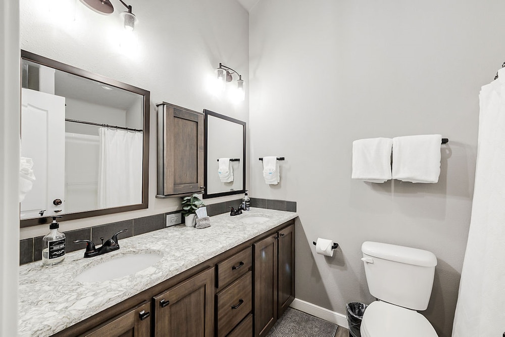 Sweet Seaview Home: Near Beach & Trailhead!
