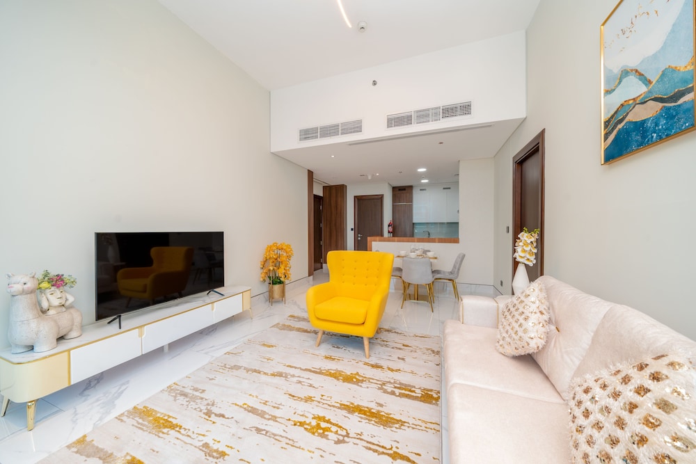 SIMPLY COMFORT Urban Chic Suites in J One Tower City & Canal Views