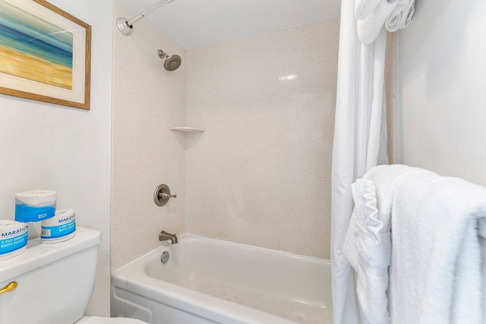 High Floor Ocean View Condo (King Bed and Parking): bathroom photo