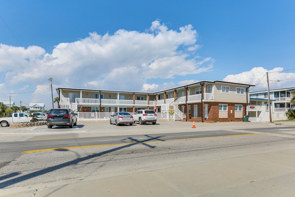 Walk to North Myrtle Beach: Studio w/ Pool Access!