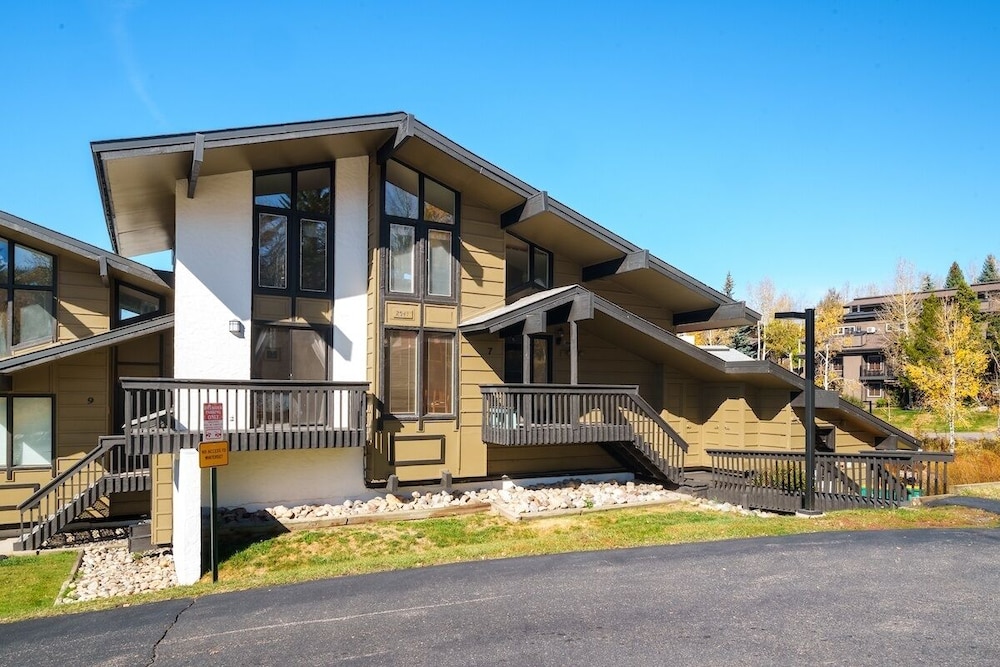 Hillsider 7 2 Bedroom Townhouse view 4