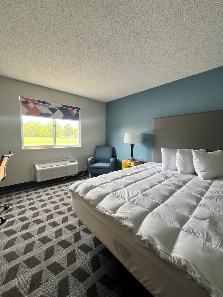 LakeWood Inn & Suites