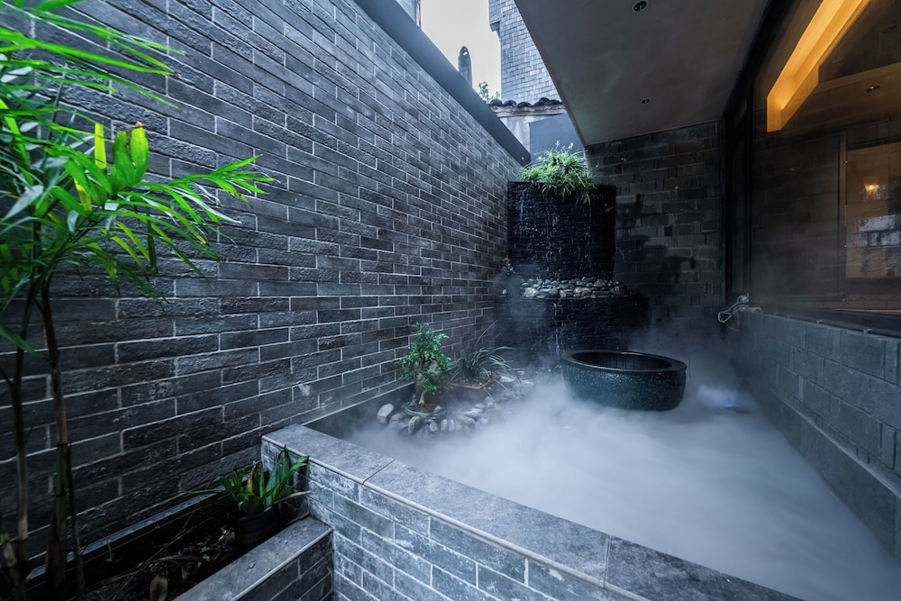 Fenghuang Yiquan River View B&B
