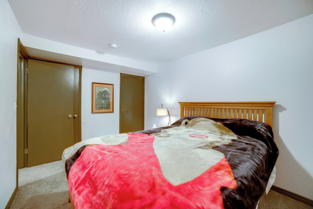 Mtn-view Oasis w/ Pool Access in Garden Valley