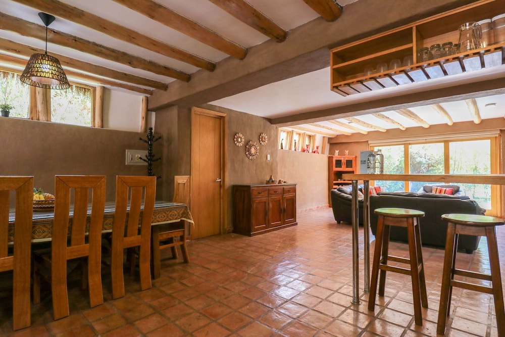 w Prestigious 3BR House in Villa Sagrado