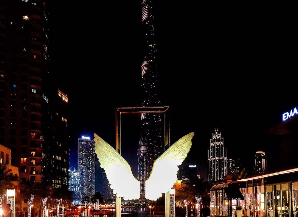 Luxury Living Next to Dubai Mall Burj Khalifa