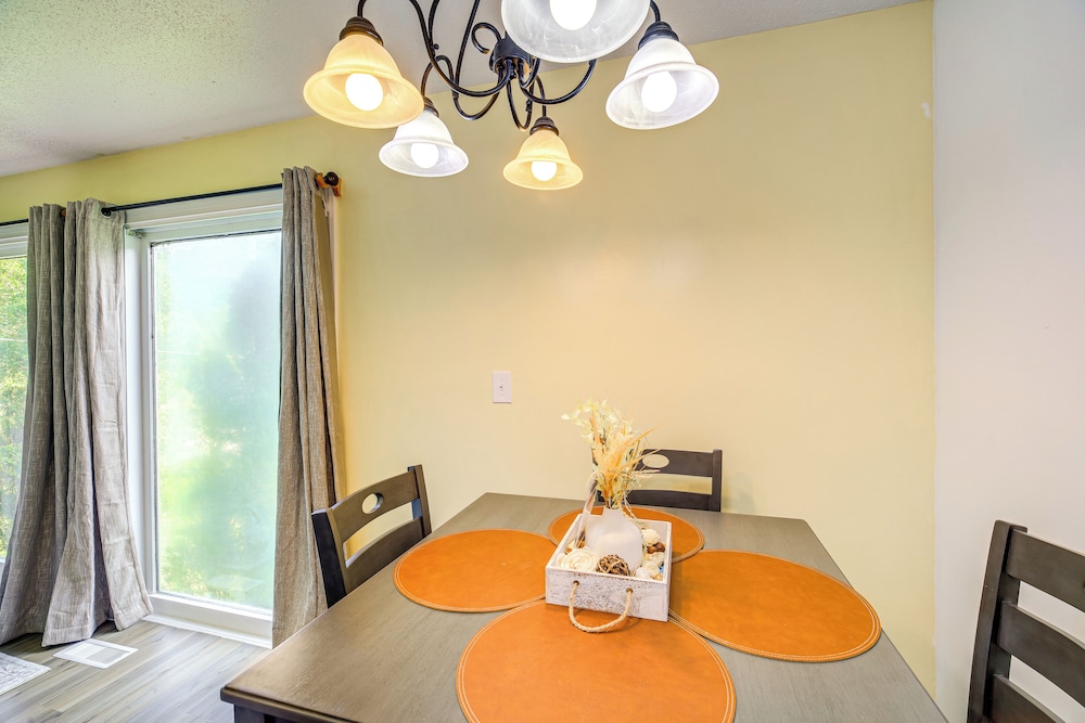 17 Mi to Coal Canyon Trail: Scenic Mtn-view Apt!