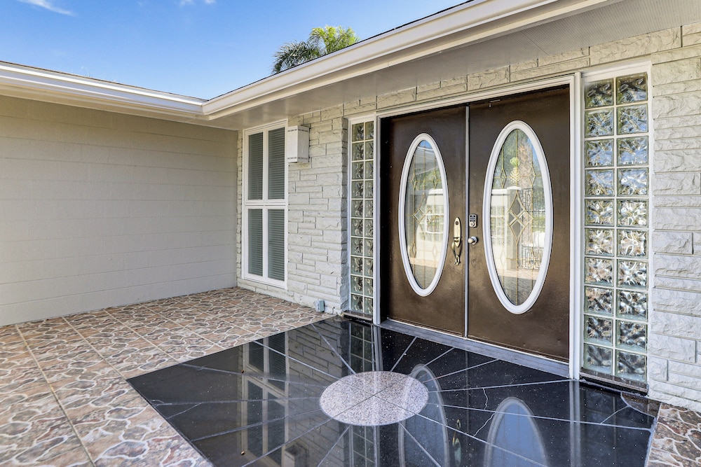Furnished Sunroom w/ TV! Canal-front Bradenton Gem