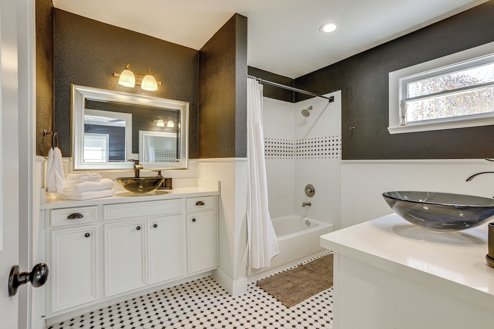 Condo 2 Mi to Houston Zoo & Museum District!