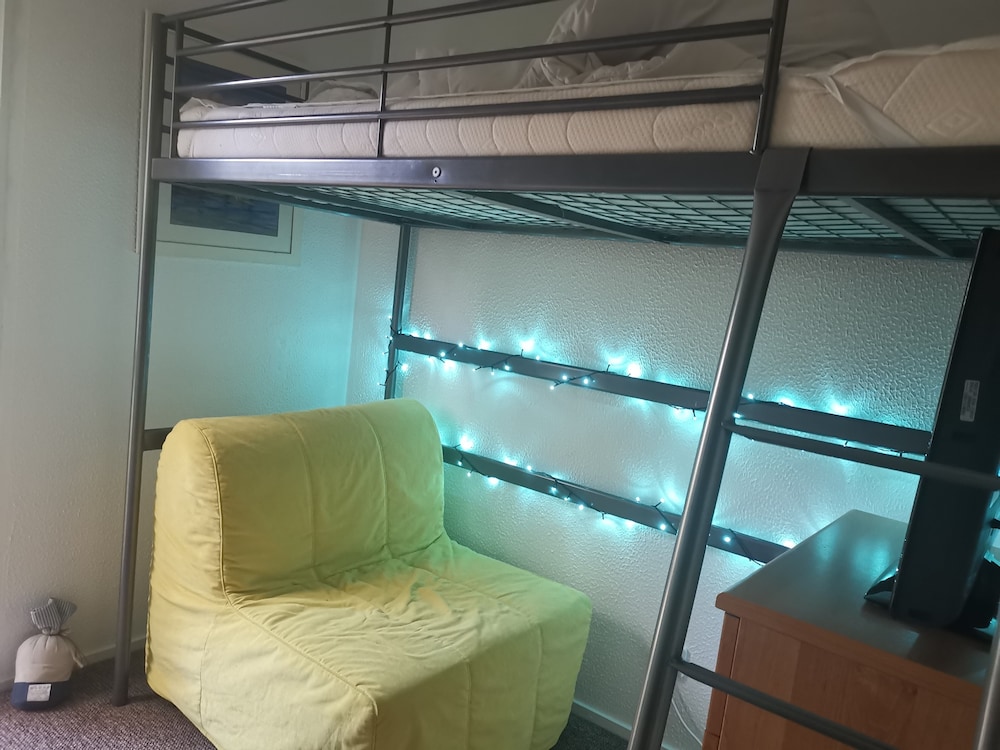 Chalet-sleeps6-parking-garden-pool view 4