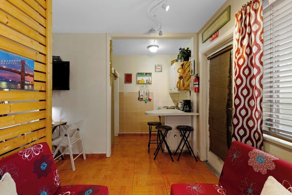 1BR Pet-friendly Studio Parking & Backyard BBQ
