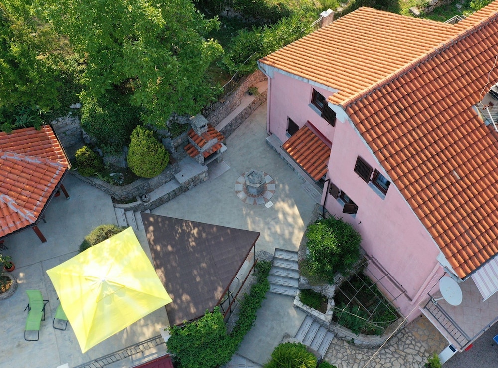 Sunny Holiday Home With Terrace