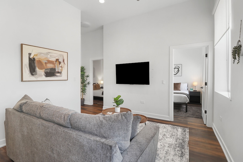 Stylish 4BR Stay - State rep