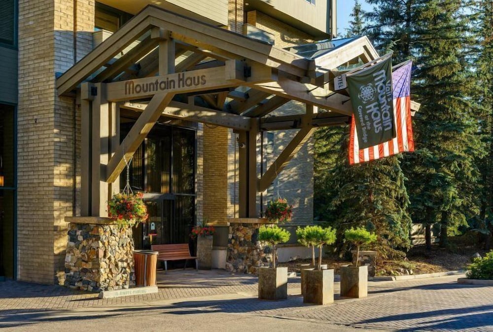 Vail Village 3 Bedroom Condo at the Covered Bridge - Pool, hot tub & More!