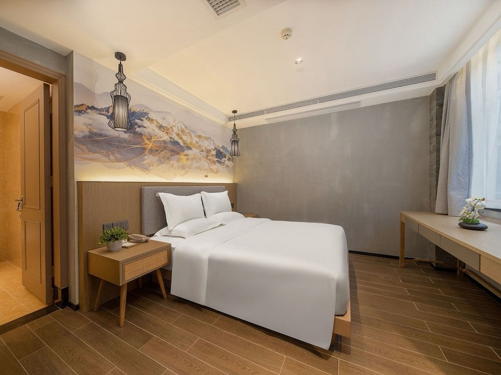 Trendy Romantic Hotel Guangzhou Panyu Qiaonan Aoyuan Plaza Branch - Free Deliver Service to Canton Fair Complex During Canton Fair Period