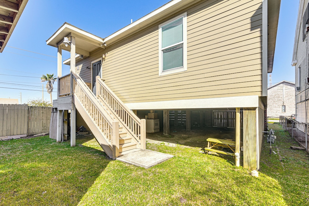 Half-mi to Galveston Strand: Charming Home w/ Yard
