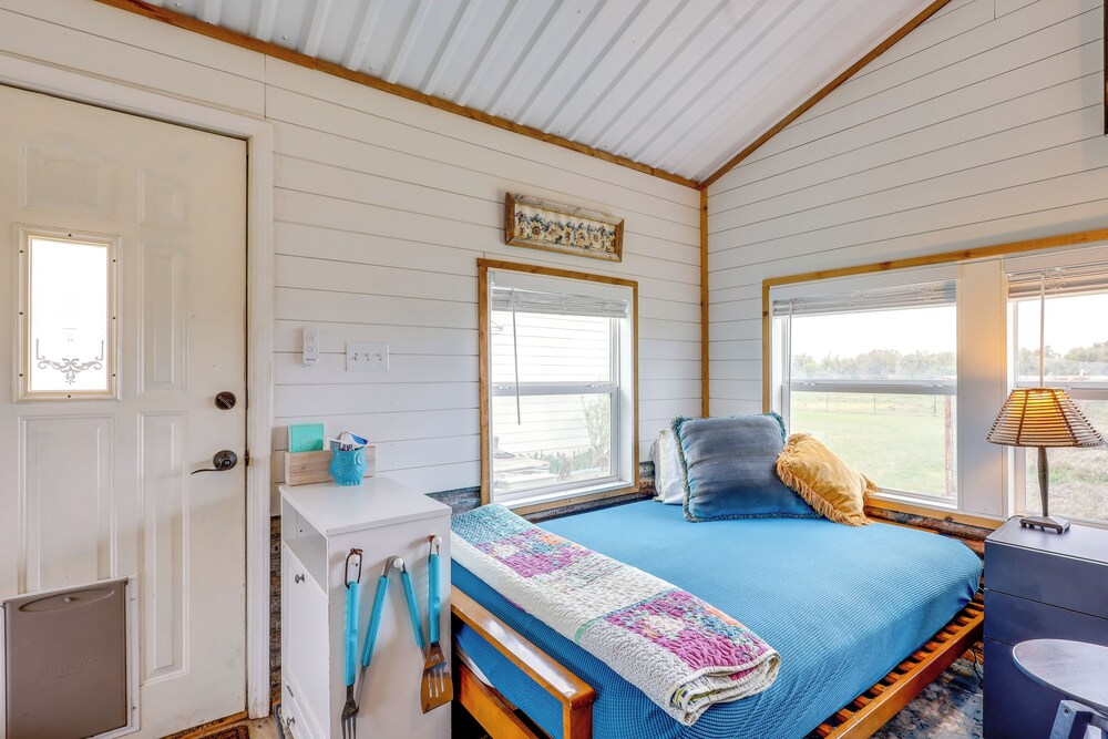 Bunkhouse on Working Texas Ranch w/ Horses & Cows!