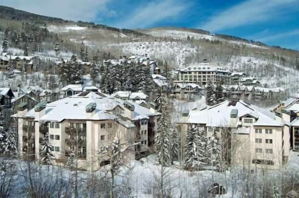 Townsend Place Ski-In Ski-Out Access Condo by RedAwning