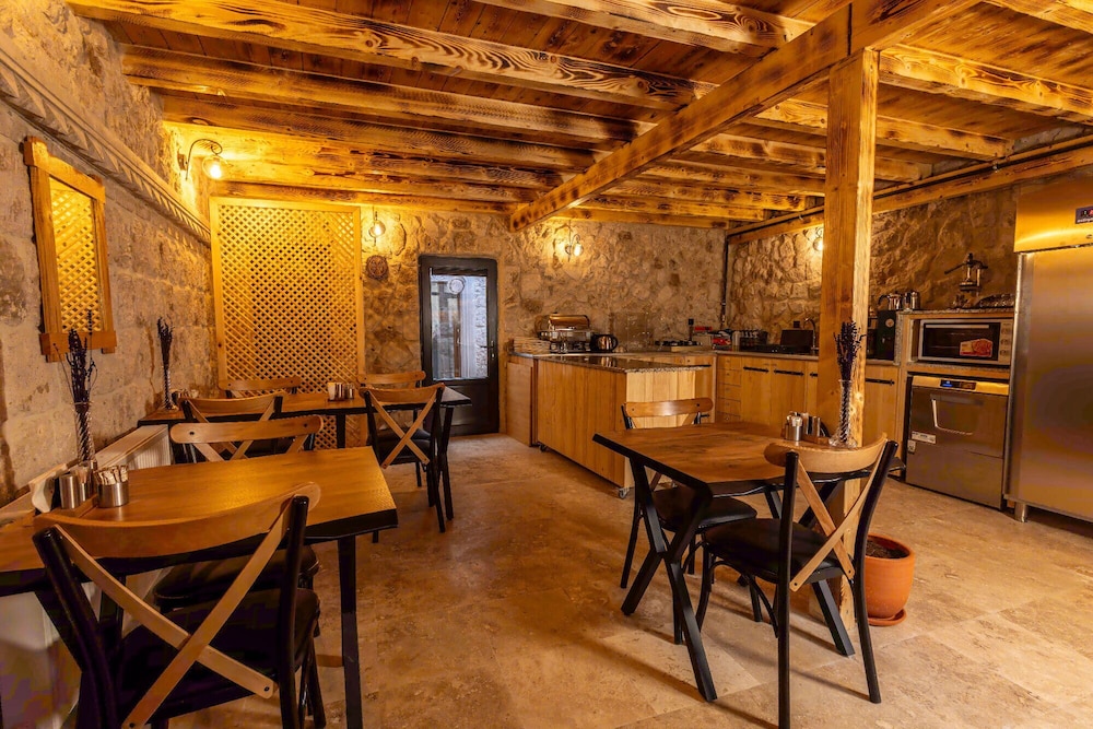 Arkelas Cave House