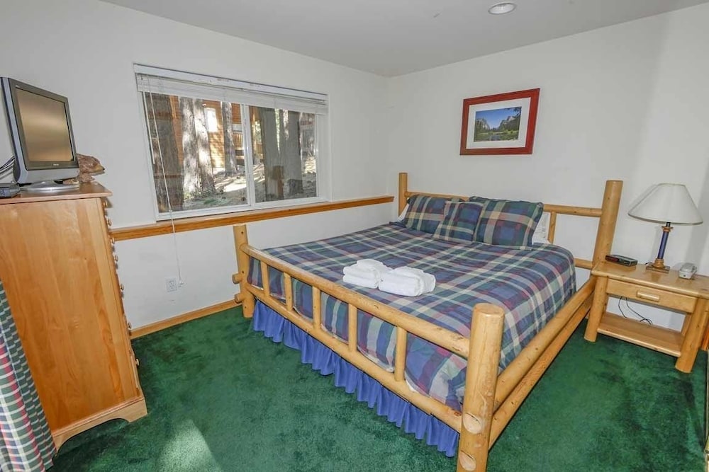 2460 Lupine Trail 6 Bedroom Home by RedAwning